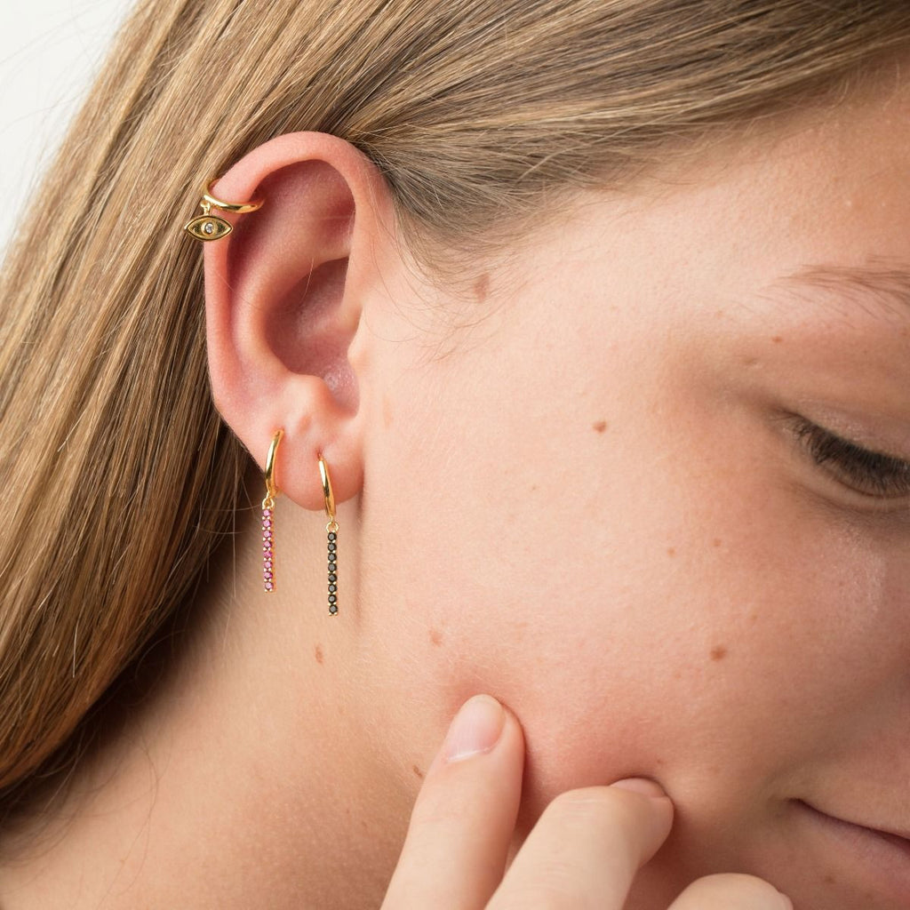 Zlatý ear cuff oko