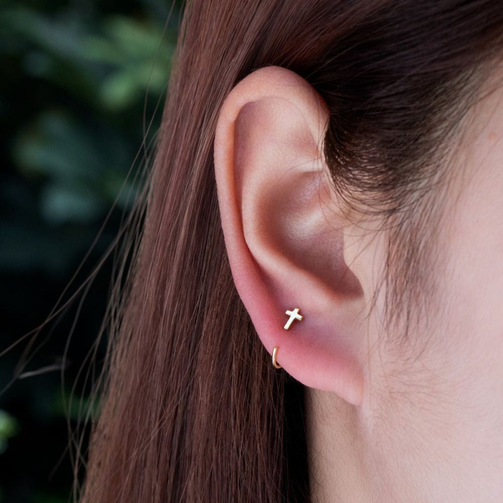 Stříbrný ear cuff kříž