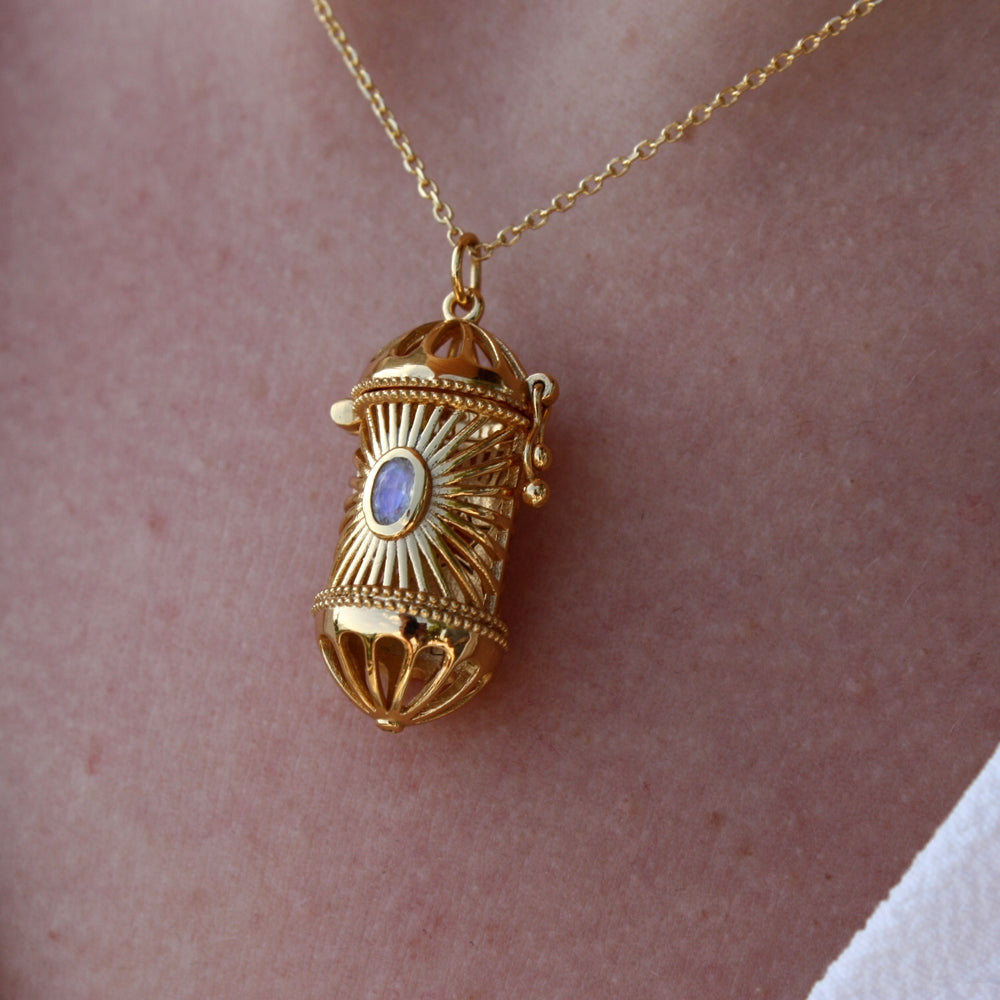 Zlatý náhrdelník s talismanem a měsíčním kamenem