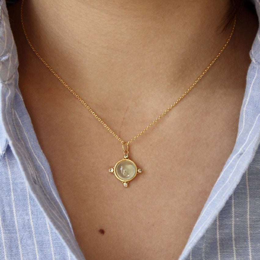 Zlatý náhrdelník s prehnitem a zirkony
