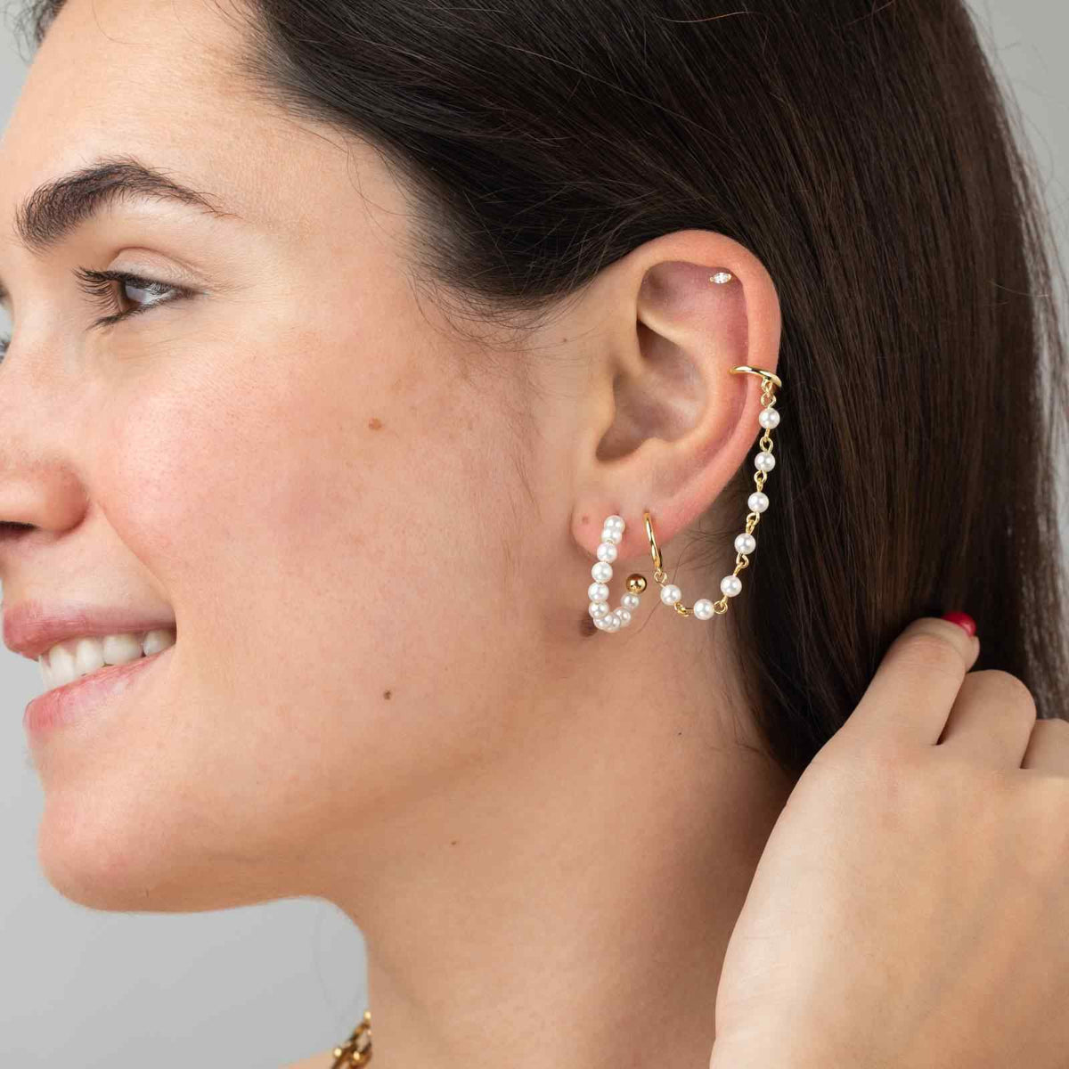 Zlatý ear cuff s perlami
