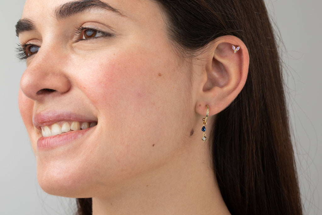 Zlatý piercing s květinou a růžovým zirkonem