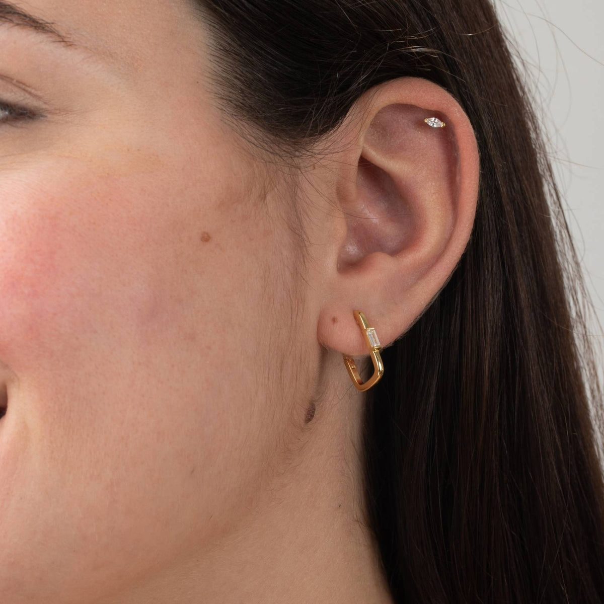 Zlatý piercing s bílým zirkonem