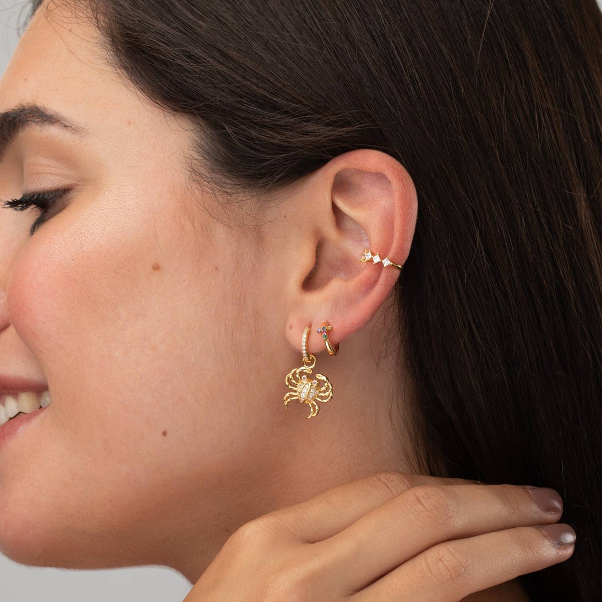 Zlatý ear cuff se zirkony