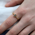 Zlatý prsten s oválným labradoritem a zirkony