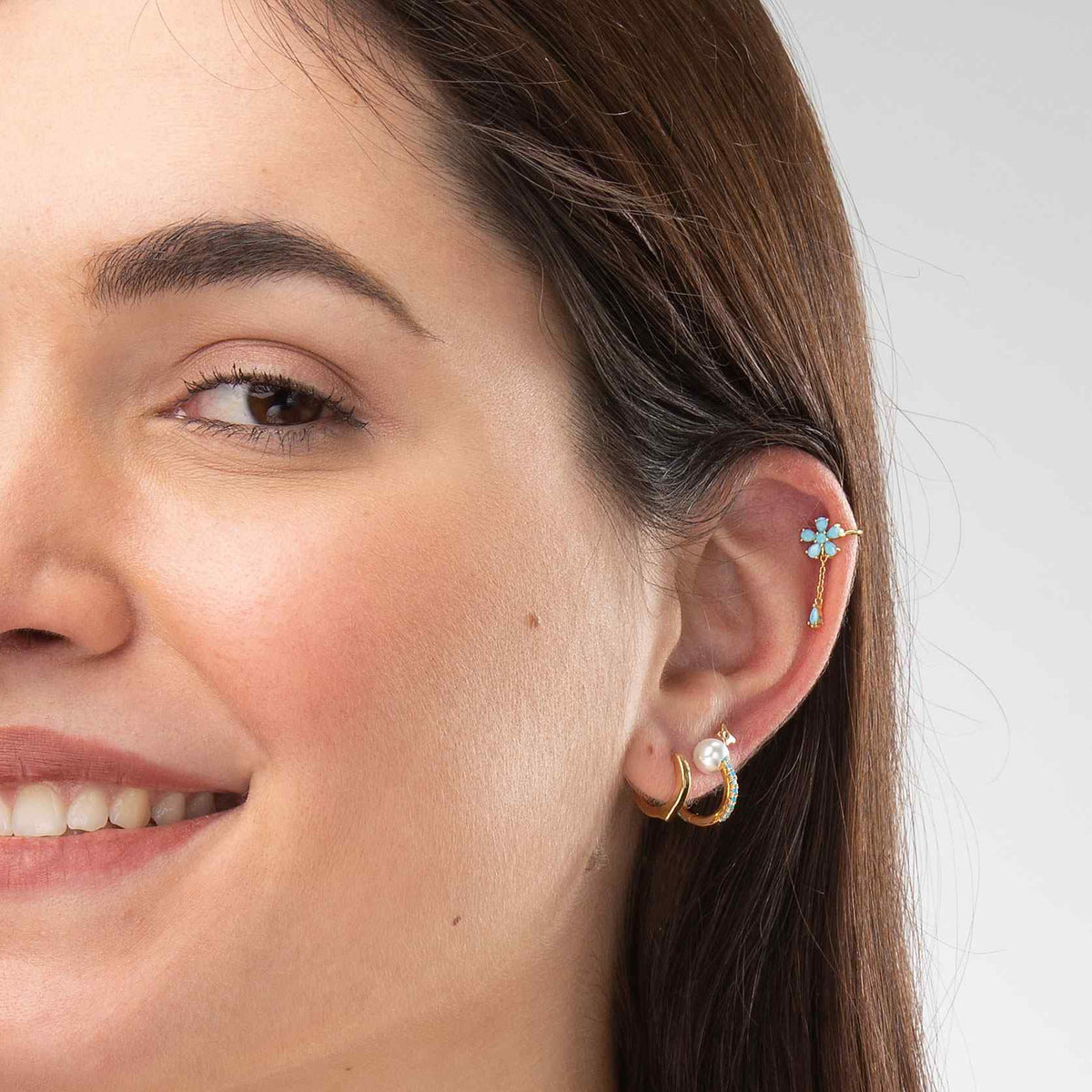 Pozlacený ear cuff ve tvaru květu