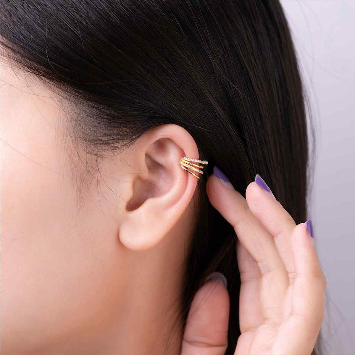 Zlatý ear cuff s barevnými zirkony