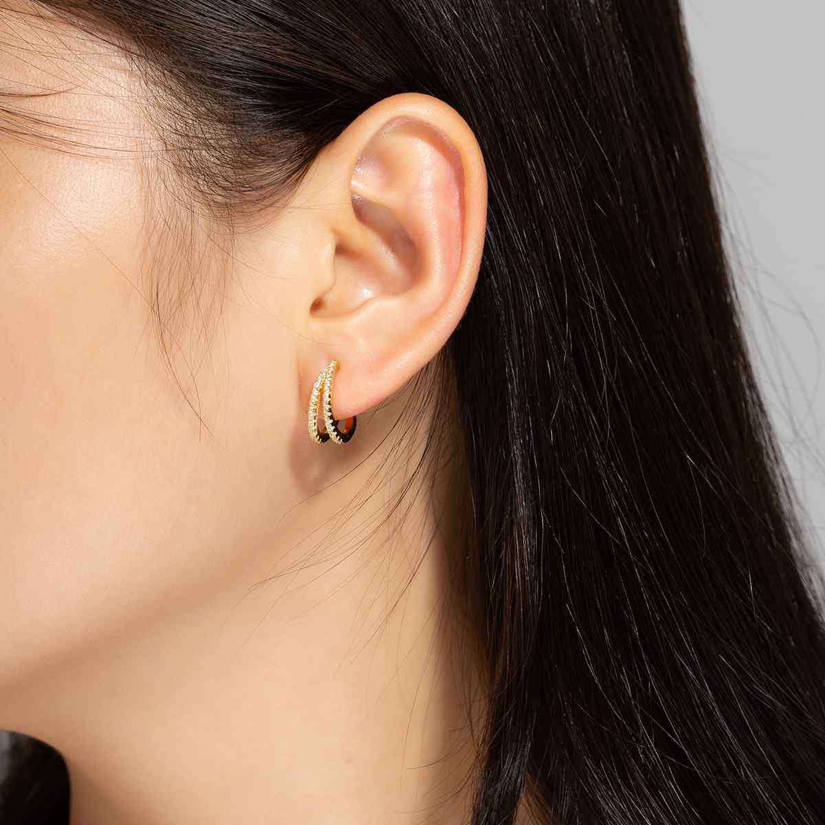 Zlatý ear cuff se zirkony