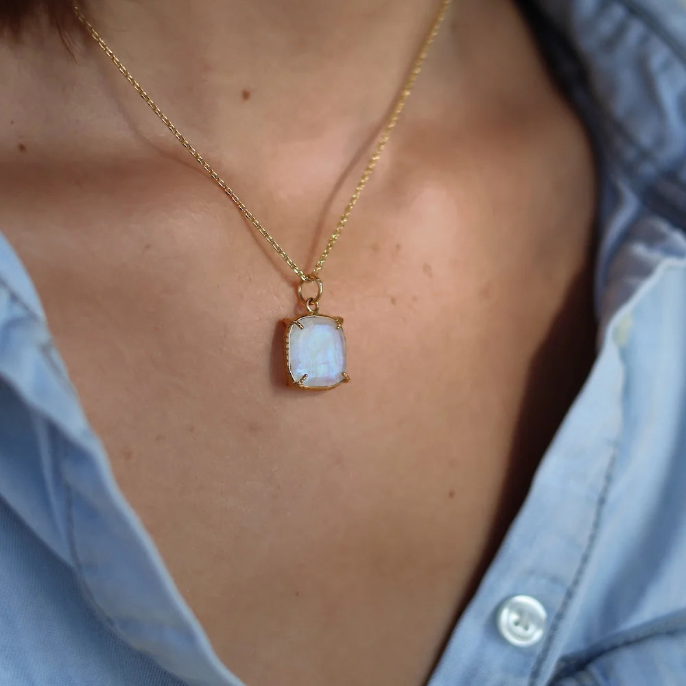 Gold necklace and square stone set with 4 claws